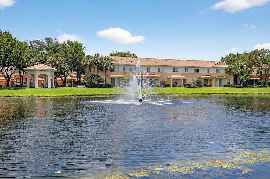 7409 Sarentino Ln in Boynton Beach, FL - Building Photo
