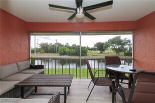 600 Valley Stream Dr in Naples, FL - Building Photo