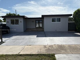 13847 Jackson St in Miami, FL - Building Photo