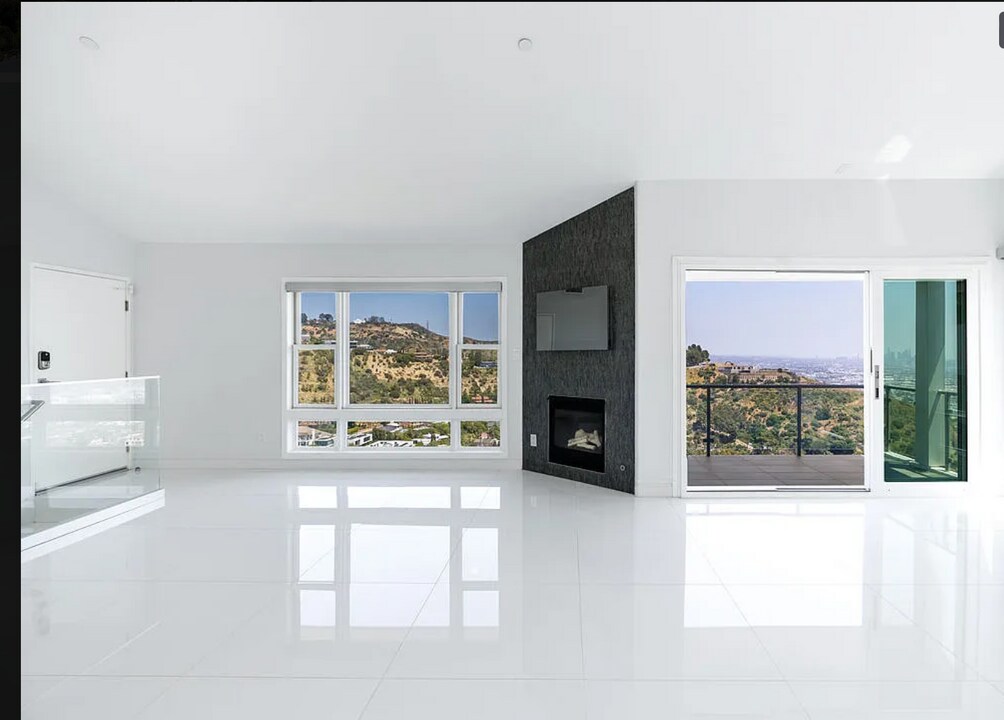 8185 Mannix Dr in Los Angeles, CA - Building Photo