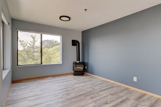 861 SE Regatta Dr in Oak Harbor, WA - Building Photo - Building Photo
