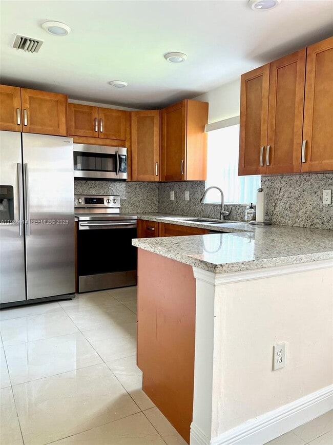 6866 NW 173rd Dr in Hialeah, FL - Building Photo - Building Photo