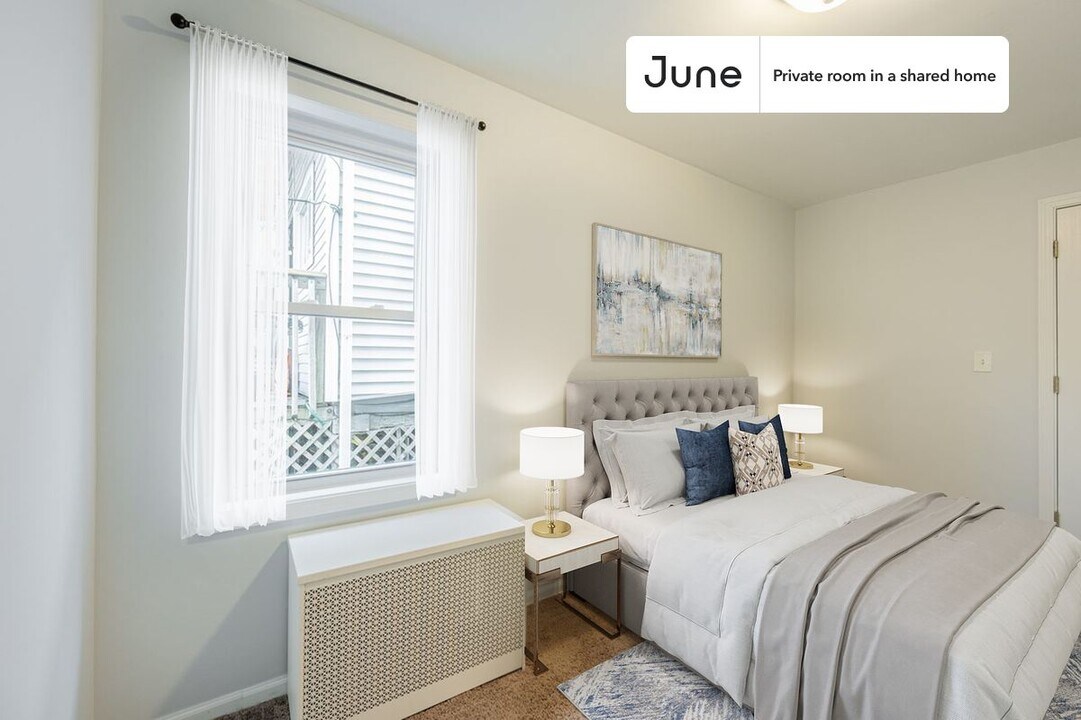 Private bedroom in 3 bed/1 bath Home in Chicago, IL - Building Photo