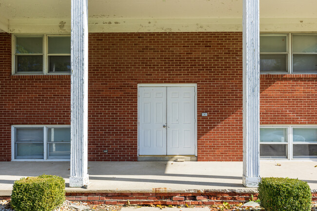 College Park Court Apartments in Normal, IL - Building Photo - Building Photo