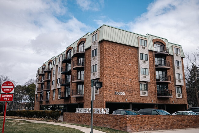 35300 Woodward Ave, Unit #406 in Birmingham, MI - Foto de edificio - Building Photo