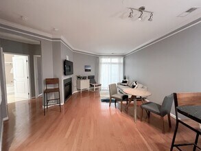 2655 Prosperity Ave, Unit 411 in Fairfax, VA - Foto de edificio - Building Photo