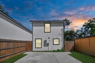 8125 Laura Koppe Rd in Houston, TX - Building Photo - Building Photo