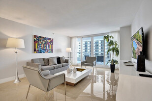 1717 N Bayshore Dr in Miami, FL - Building Photo