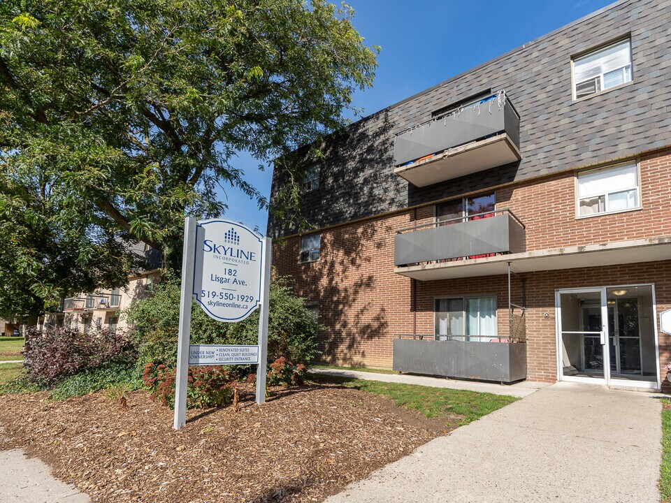 Lisgar Avenue Apartments in Tillsonburg, ON - Building Photo