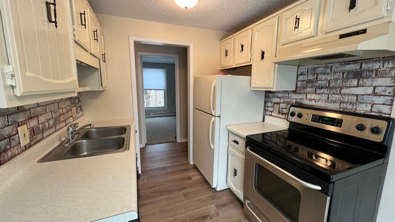 15 Back River Rd in Dover, NH - Building Photo