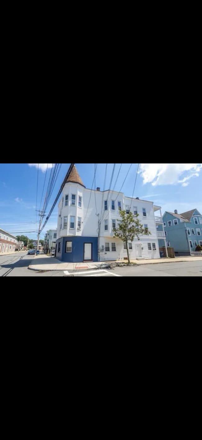 47 Nichols St, Unit 2 in Everett, MA - Foto de edificio - Building Photo