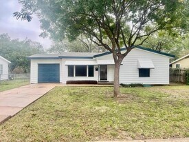 3760 Kris St in Fort Worth, TX - Building Photo