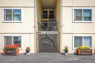 Curry Court Apartments in Portland, OR - Foto de edificio - Building Photo