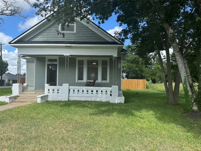 824 S Masonic St in Bellville, TX - Foto de edificio - Building Photo