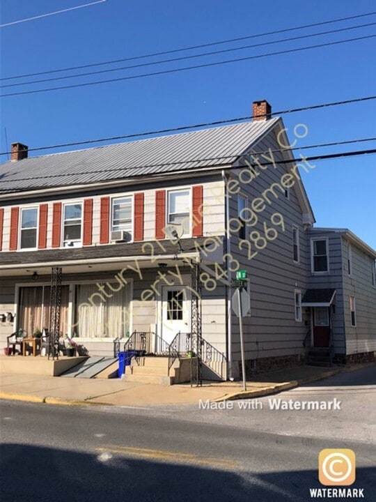 61 N Main St in Dover, PA - Building Photo