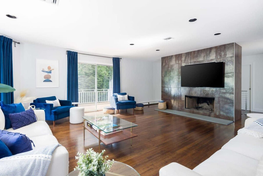 65 Edwards Hole Rd in East Hampton, NY - Building Photo