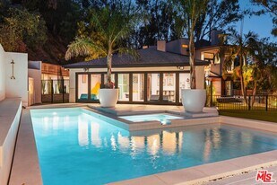 3627 Woodhill Canyon Rd in Los Angeles, CA - Building Photo