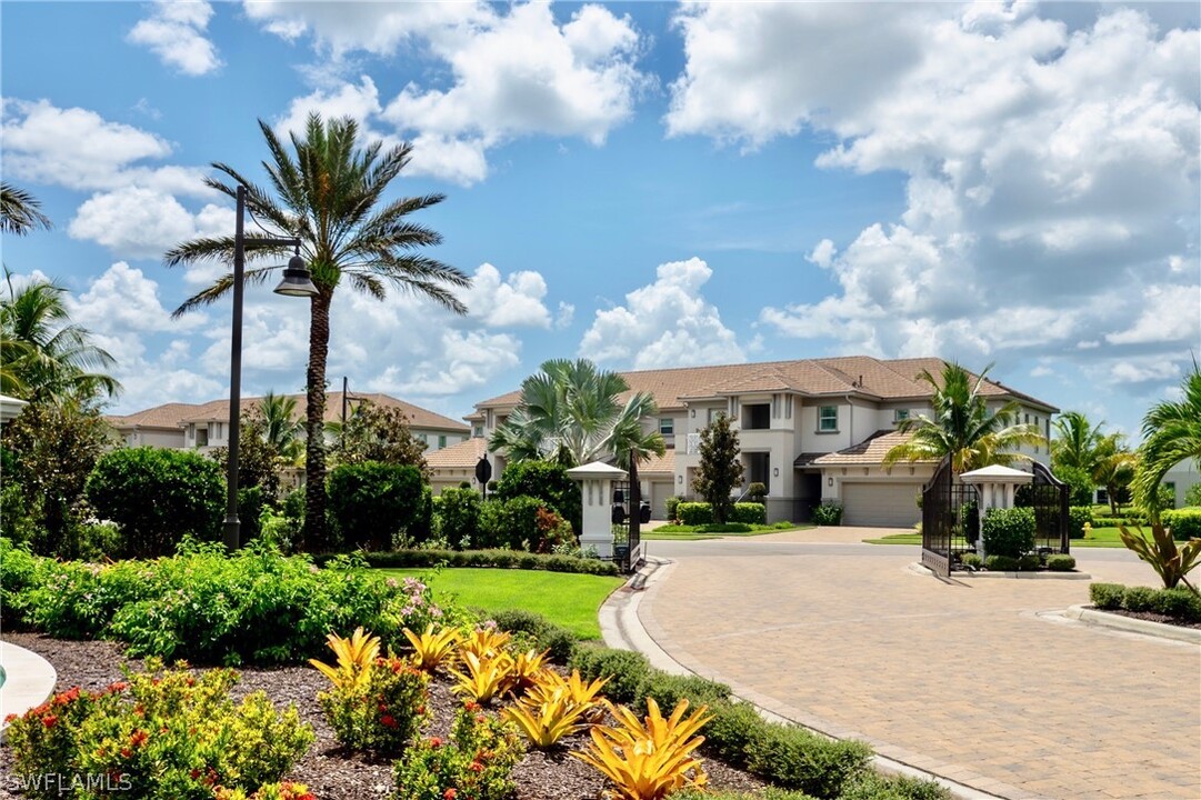 8008 Signature Club Cir in Naples, FL - Foto de edificio