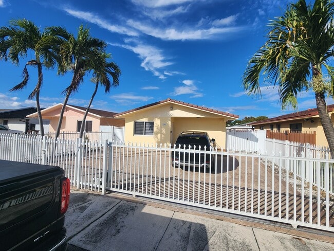 1285 W 39th Pl in Hialeah, FL - Building Photo - Building Photo