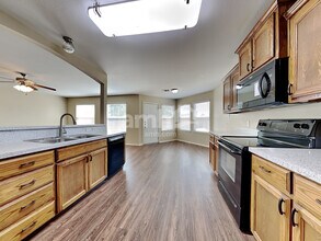 5517 Parkview Hills Ln in Fort Worth, TX - Foto de edificio - Building Photo