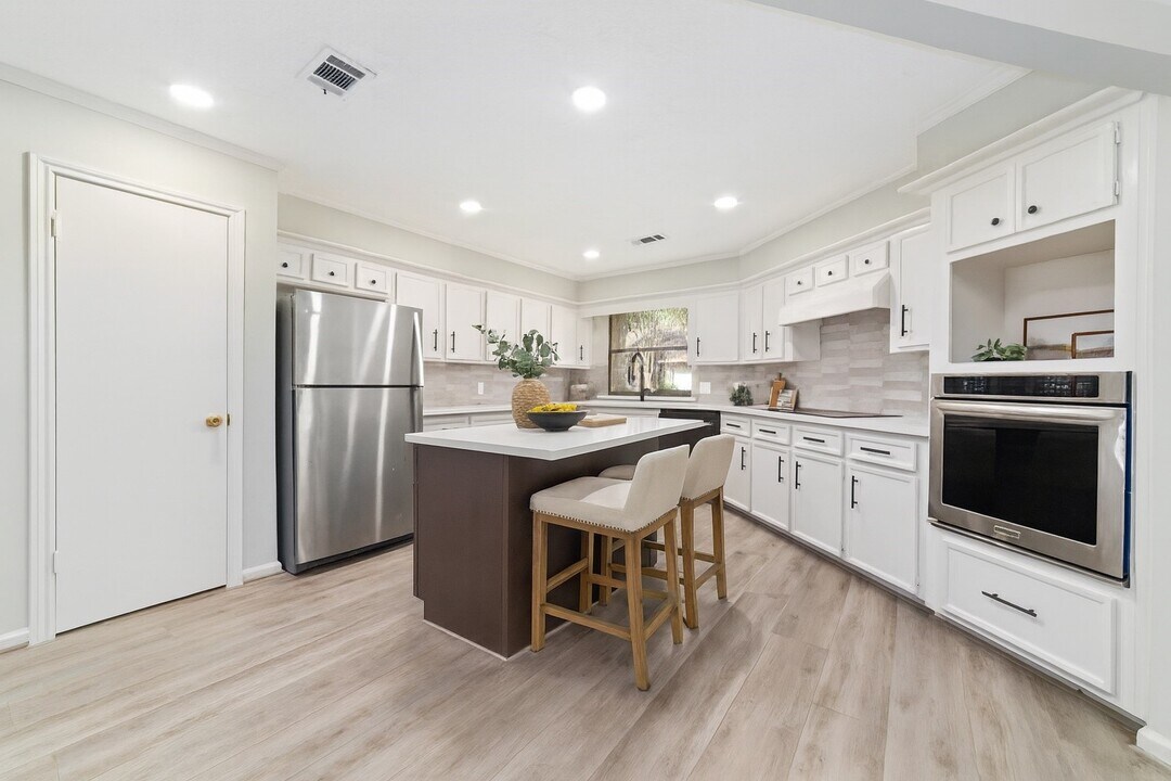 154 Old Bridge Lake St in Houston, TX - Building Photo