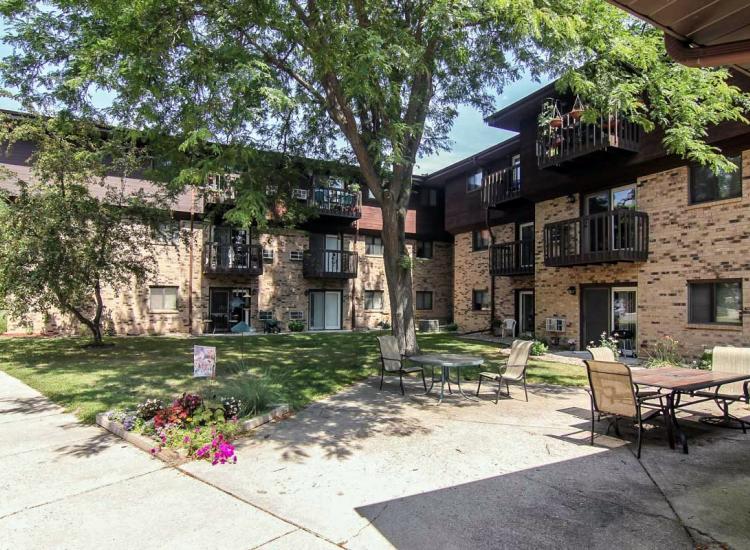 Pheasant Branch Senior Apartments in Middleton, WI - Foto de edificio