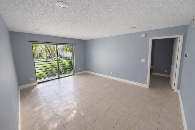 5332 NE 6th Ave, Unit G12 in Fort Lauderdale, FL - Foto de edificio - Building Photo