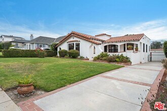 6111 W 75th St in Los Angeles, CA - Foto de edificio - Building Photo