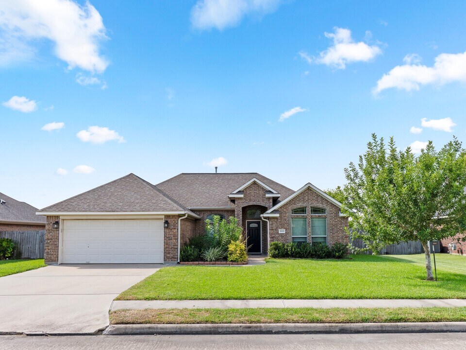 3221 El Camino St in Bay City, TX - Building Photo