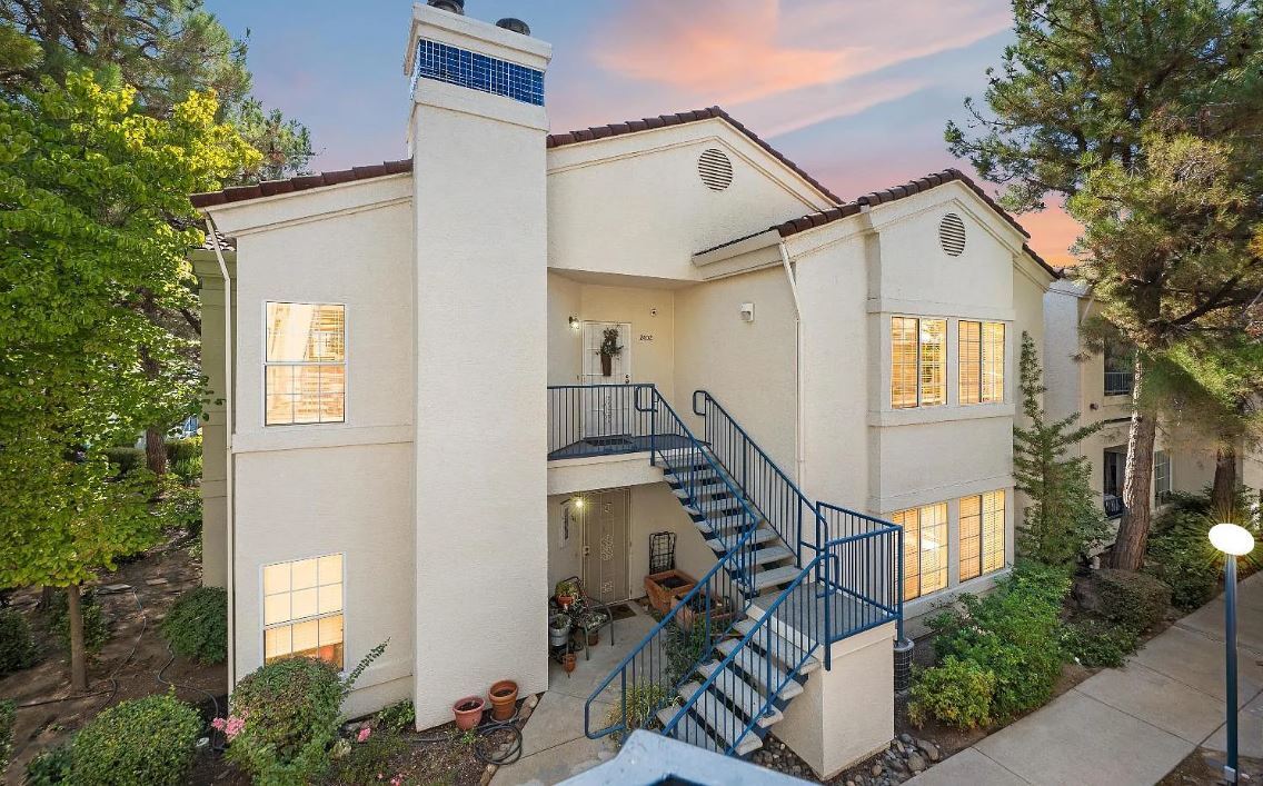 2402 Zephyr Cove in Rocklin, CA - Foto de edificio