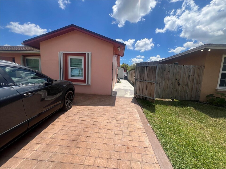 11012 SW 162nd Terrace in Miami, FL - Building Photo