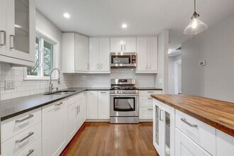 1600 Ashberry Dr in Austin, TX - Building Photo - Building Photo