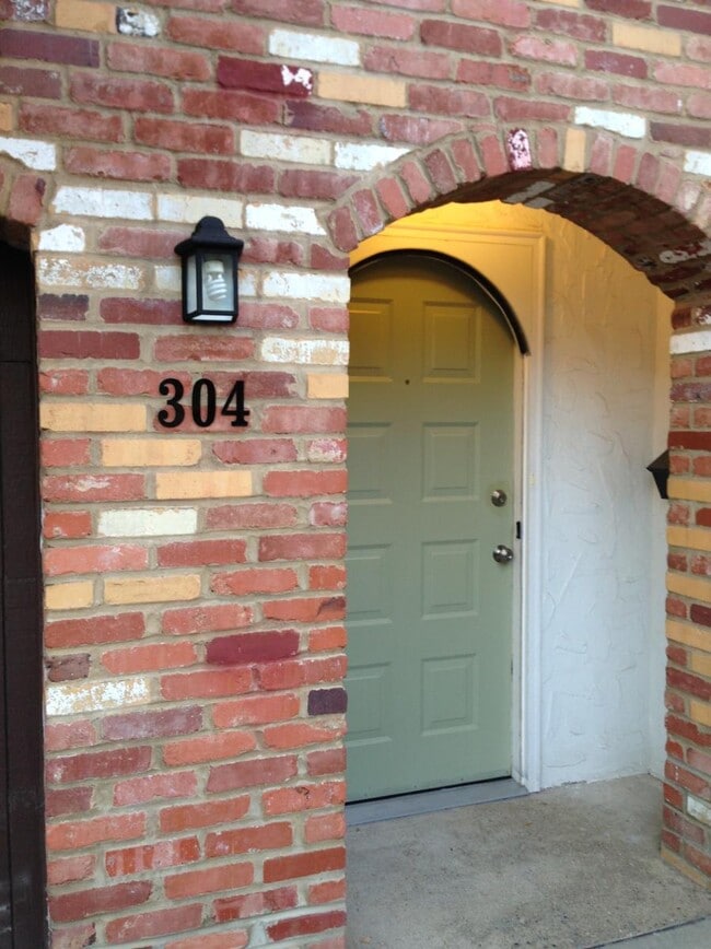 property at 304 Woodbridge Dr