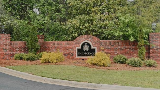 Regency Apartments in Fayetteville, NC - Foto de edificio - Building Photo