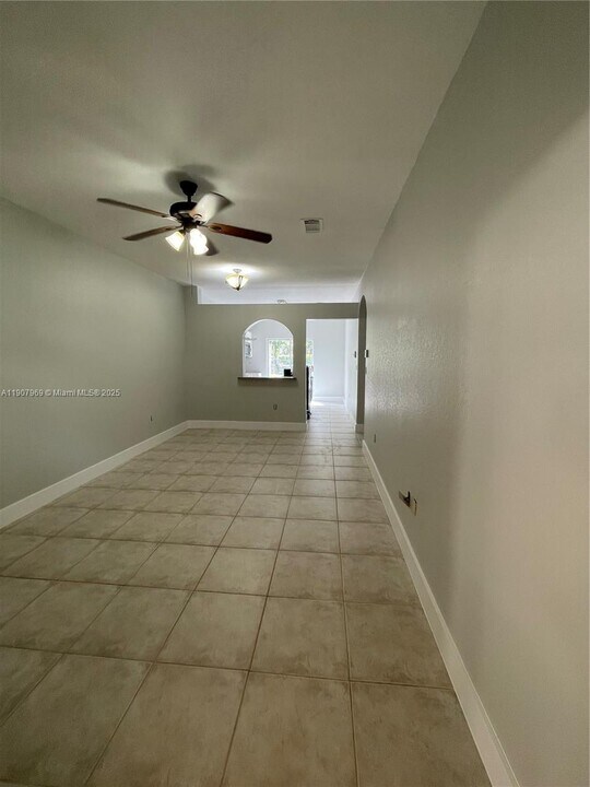 6900 NW 179th St in Hialeah, FL - Building Photo