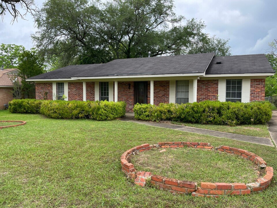 242 Adler Dr in Montgomery, AL - Building Photo