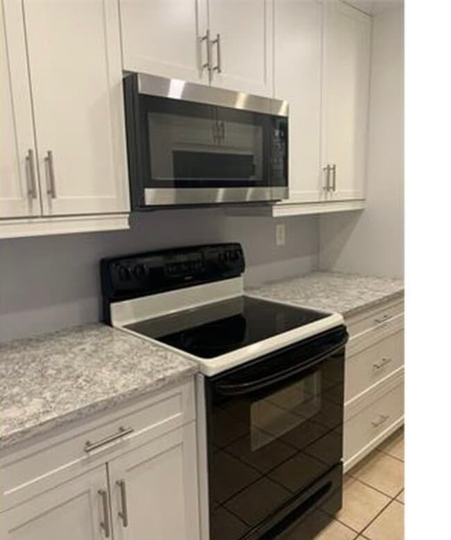 701 Garden Cir, Unit # 1 in Streamwood, IL - Foto de edificio - Building Photo