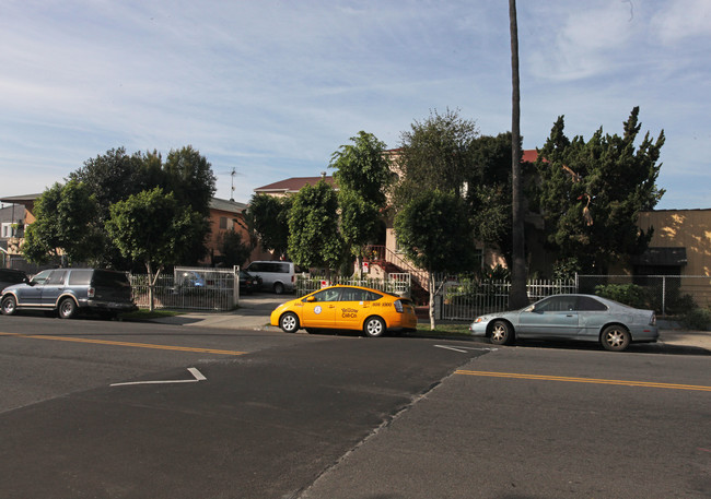 1349 N Hobart Blvd in Los Angeles, CA - Foto de edificio - Building Photo