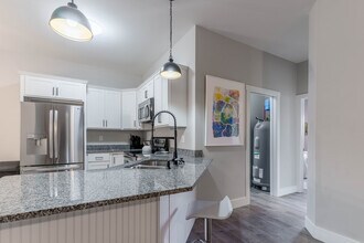 10-100 Laurel Loop, Unit 100 A in Asheville, NC - Foto de edificio - Building Photo