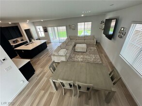 137 Rohan Crst Ave in Henderson, NV - Building Photo - Building Photo