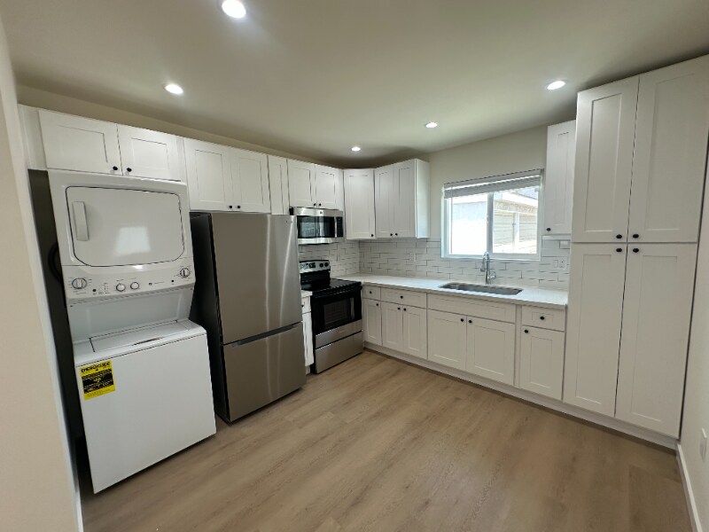 2210 Pine Ave in Long Beach, CA - Building Photo