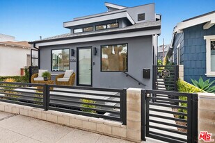 1306 Cabrillo Ave in Los Angeles, CA - Building Photo