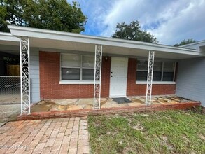 525 Tarragona Way in Daytona Beach, FL - Building Photo - Building Photo