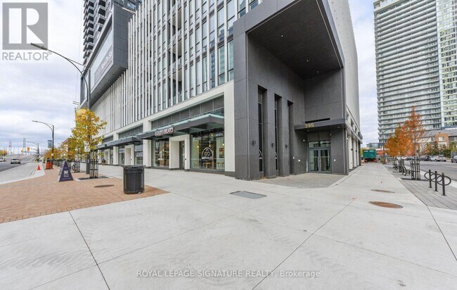 395 Square One Dr in Mississauga, ON - Building Photo - Building Photo