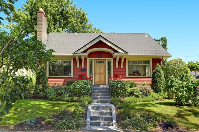 1351 SE Flavel St in Portland, OR - Building Photo - Building Photo