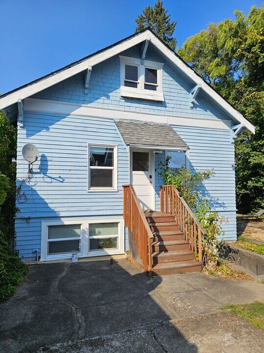 1743 6th St in Bremerton, WA - Building Photo