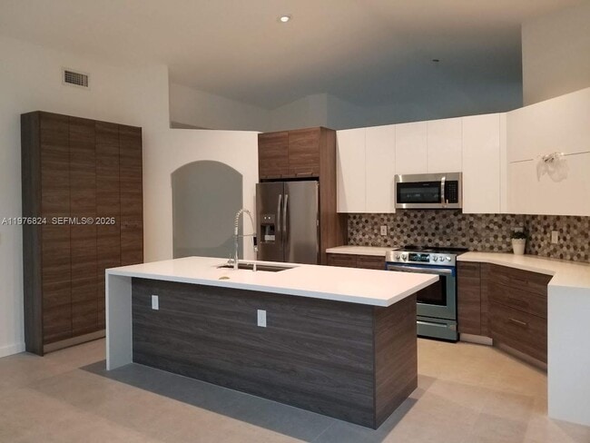 10889 NW 58th Terrace in Doral, FL - Building Photo - Building Photo