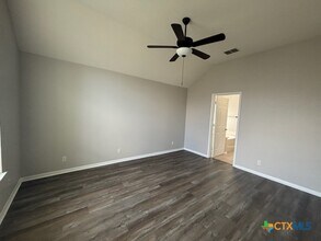 111 Hackamore Ln in Victoria, TX - Building Photo - Building Photo