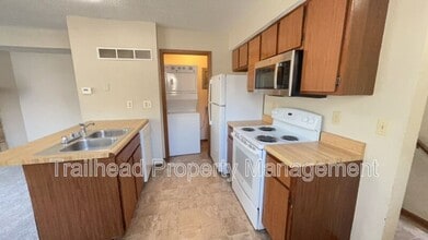 8704 NW 82 Terrace in Kansas City, MO - Foto de edificio - Building Photo