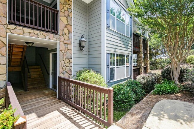 1002 Madison Ln S E in Smyrna, GA - Building Photo - Building Photo